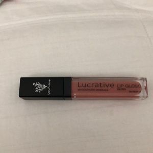 Younique lucrative lip gloss